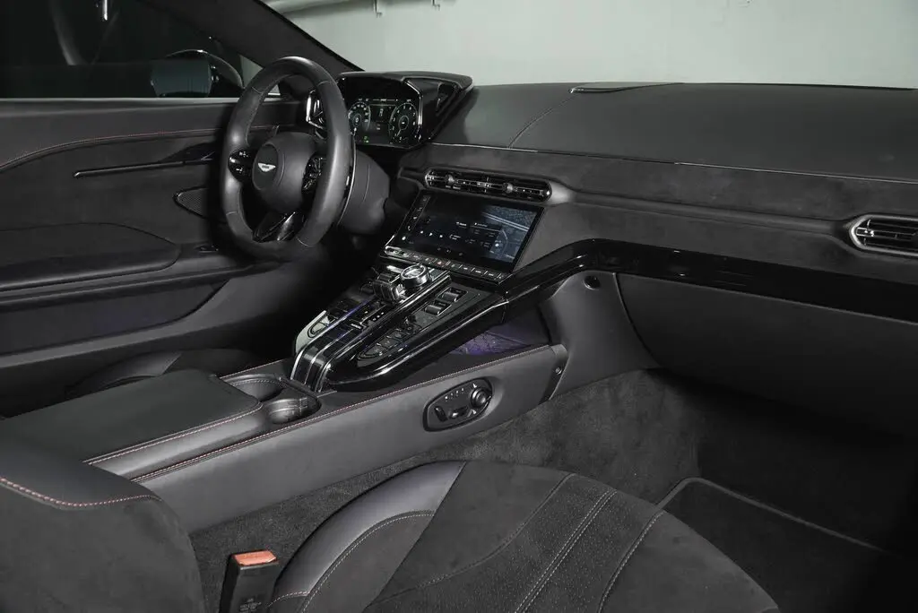 2025 Aston Martin Vantage V8