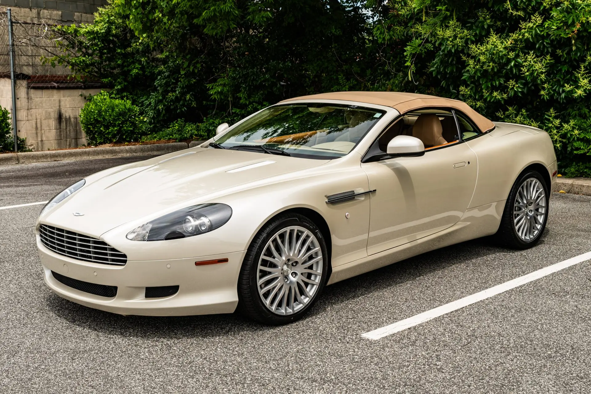 2010 Aston Martin DB9 Volante